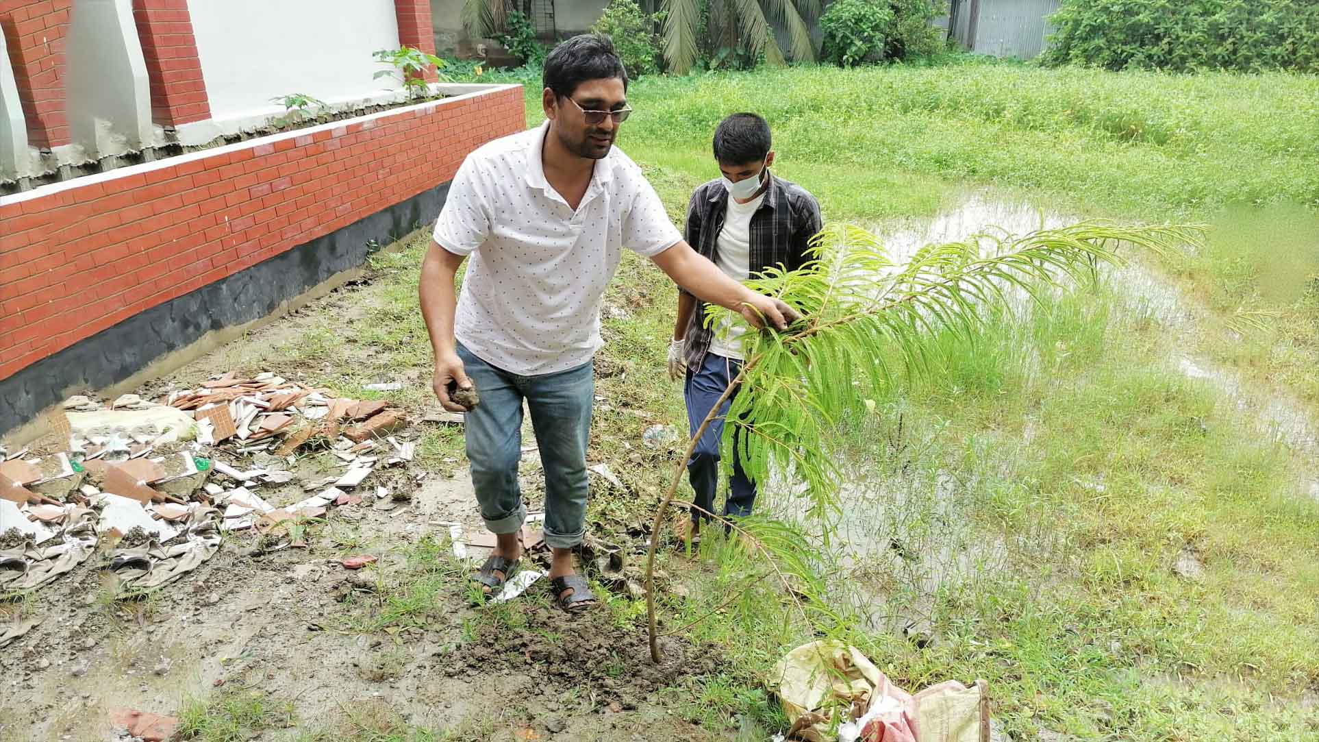 ১৩ হাজার গাছের চারা রোপণ করলেন ‘বৃক্ষপ্রেমী’ শাখাওয়াত