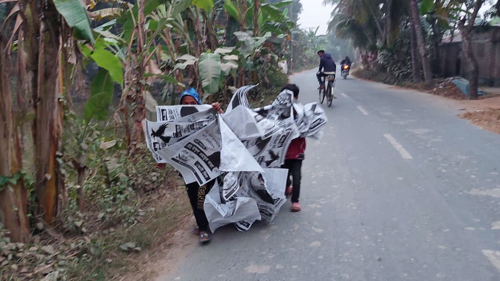 খাতা বানাতে নির্বাচনী পোস্টার সংগ্রহ করছে শিশুরা