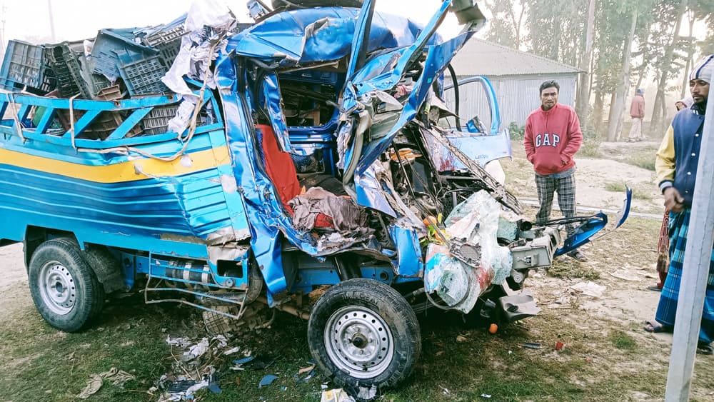 ফুলবাড়ীতে বাস-পিকআপ মুখোমুখি সংঘর্ষ, নিহত ৩ 