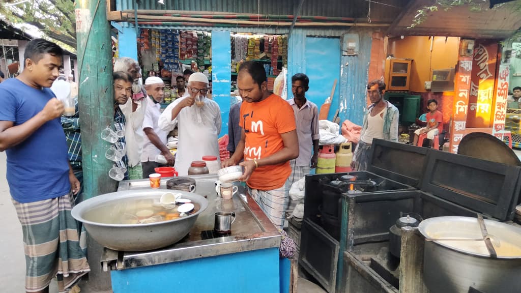 চায়ের জাদুতে হাওরের তপনের জীবনে ফেরার গল্প