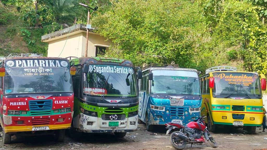 ১ মাস পর বান্দরবান-রুমা সড়কে বাস চলাচল স্বাভাবিক