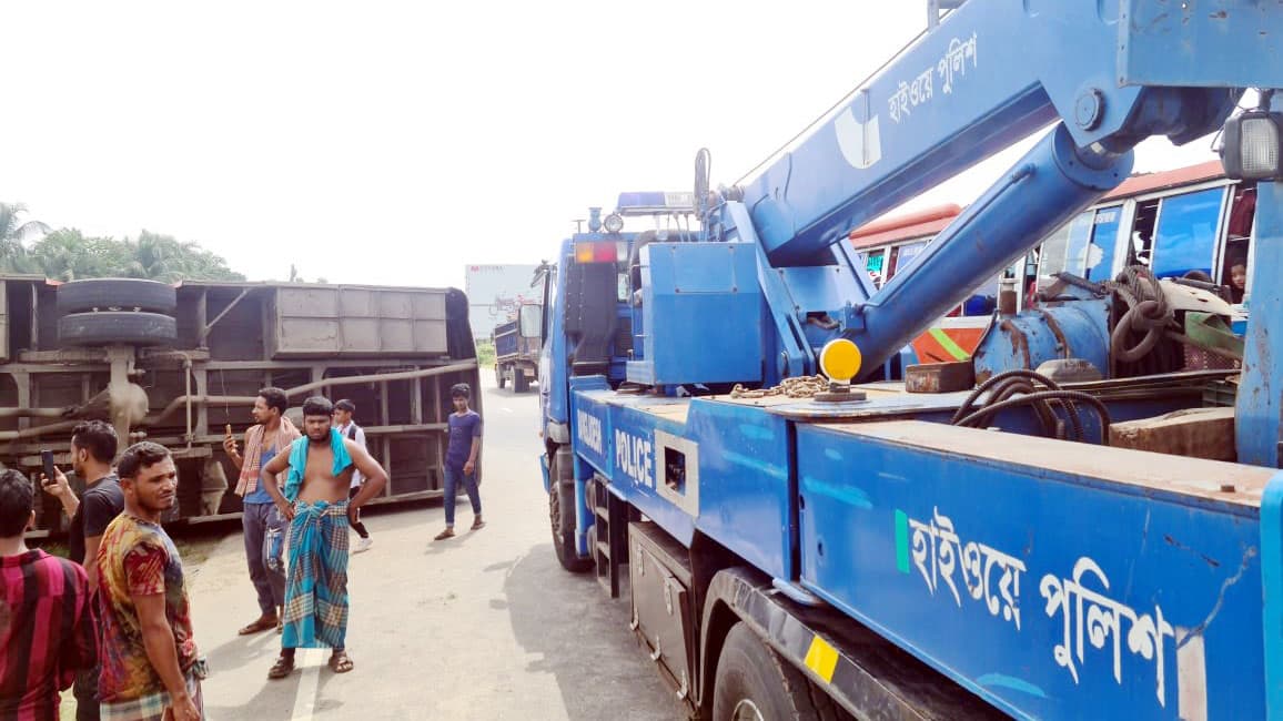 কুমিল্লার চান্দিনায় বাস-মোটরসাইকেল সংঘর্ষে ২ পথচারীসহ ৩ জন নিহত