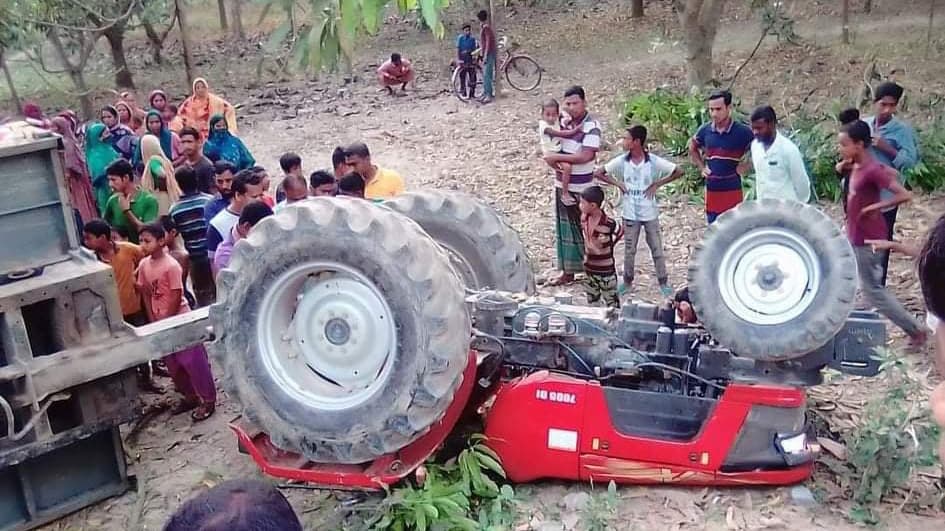 চুয়াডাঙ্গায় মাটিভর্তি ট্রাক্টর উল্টে নিহত ১