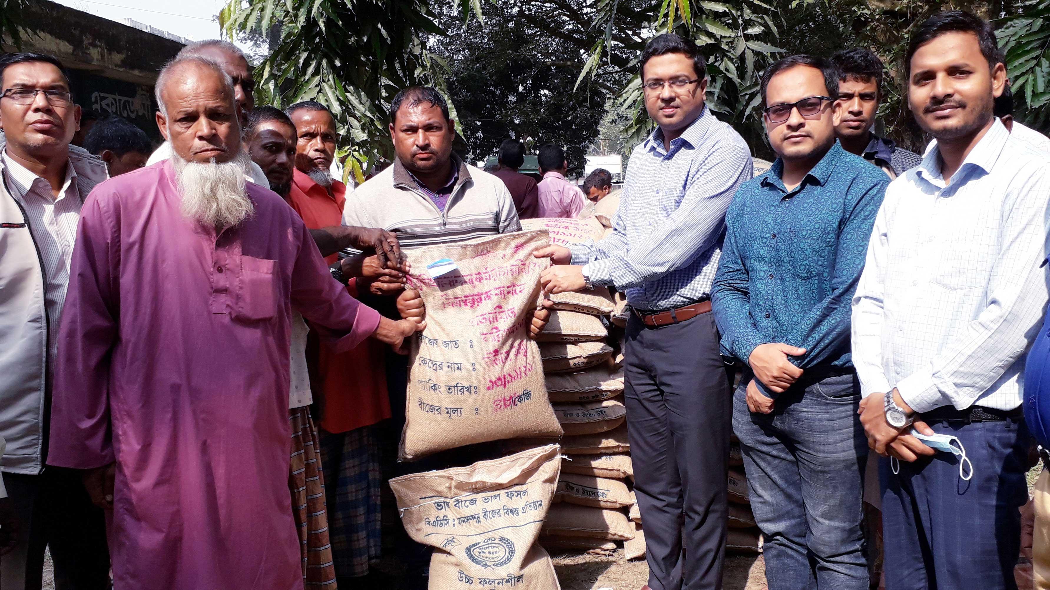 মিঠাপুকুরে ১২৮০ কৃষক পেলেন গমের বীজ