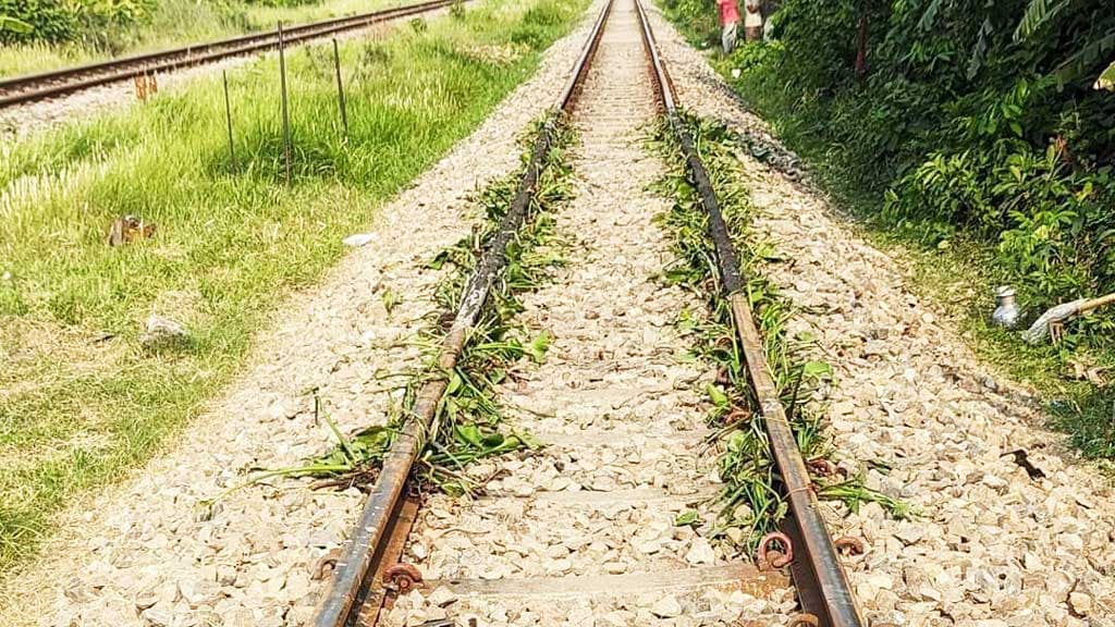 গাজীপুরে রেল লাইন বেঁকে ট্রেন চলাচল বন্ধ, ১ ঘণ্টা পর স্বাভাবিক