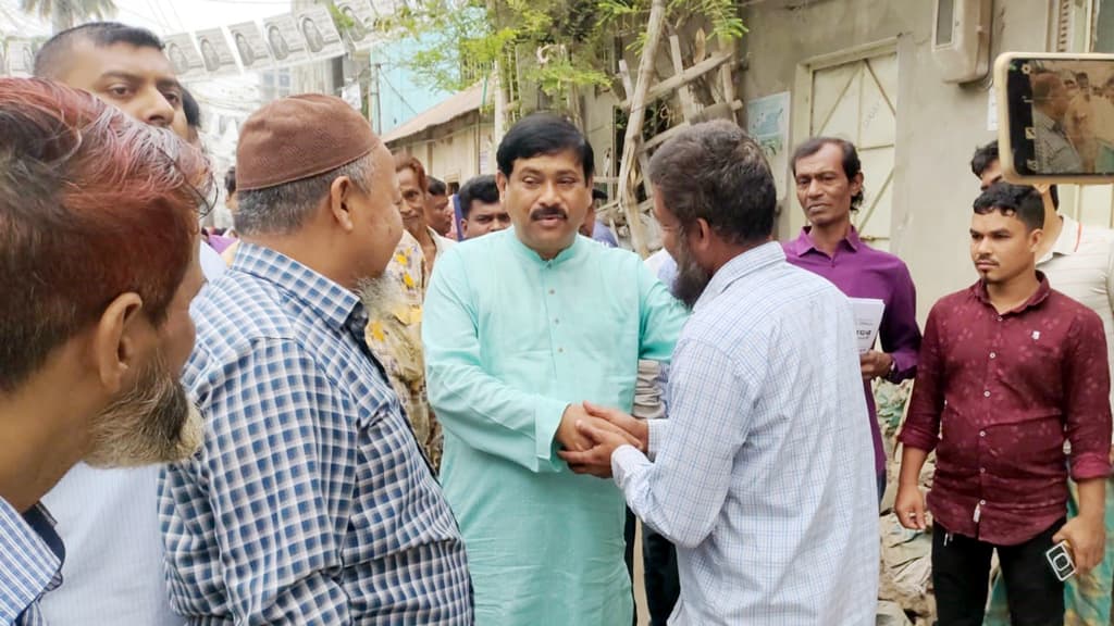 ভোটারদের কেন্দ্রে আসার আহ্বানে প্রার্থীদের শেষ সময়ের প্রচারণা