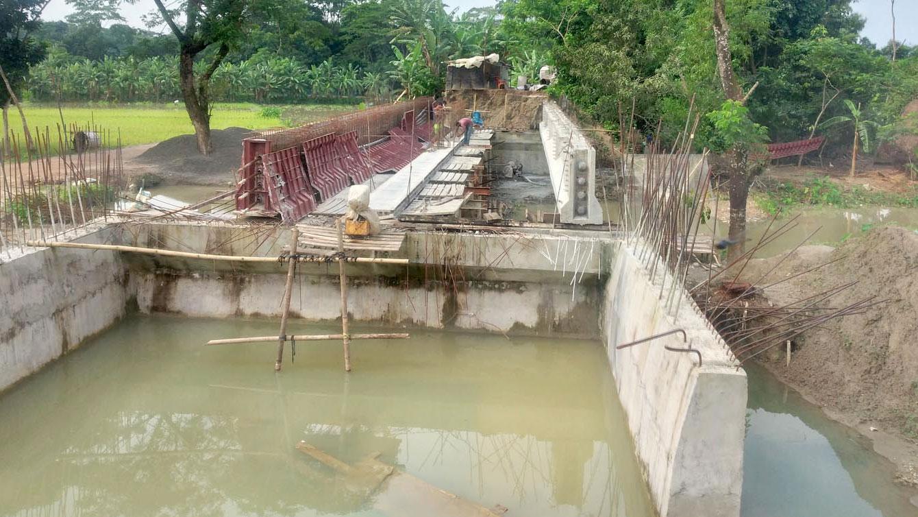 বাউফলে সেতু নির্মাণে ধীরগতি, বেড়েছে জনদুর্ভোগ