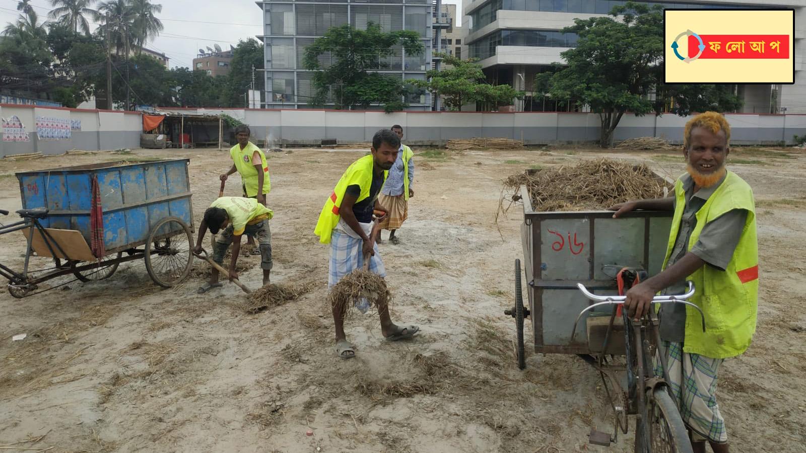 সেই খেলার মাঠের দেয়াল সংস্কার করছে ইজারাদার