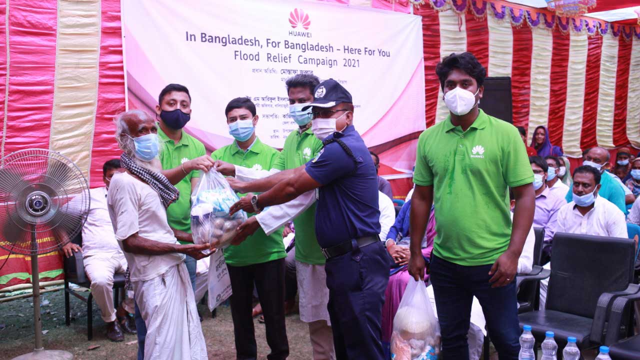 বন্যার্তদের সহায়তায় কাজ করছে হুয়াওয়ে