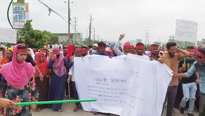 বকেয়া বেতনের দাবিতে পোশাকশ্রমিকদের বিক্ষোভ