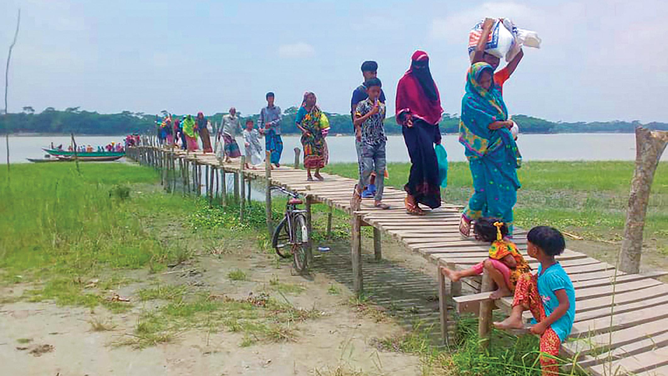 নাজিরপুরে খেয়াঘাটে রাস্তা নেই, ভরসা কাঠের সাঁকো