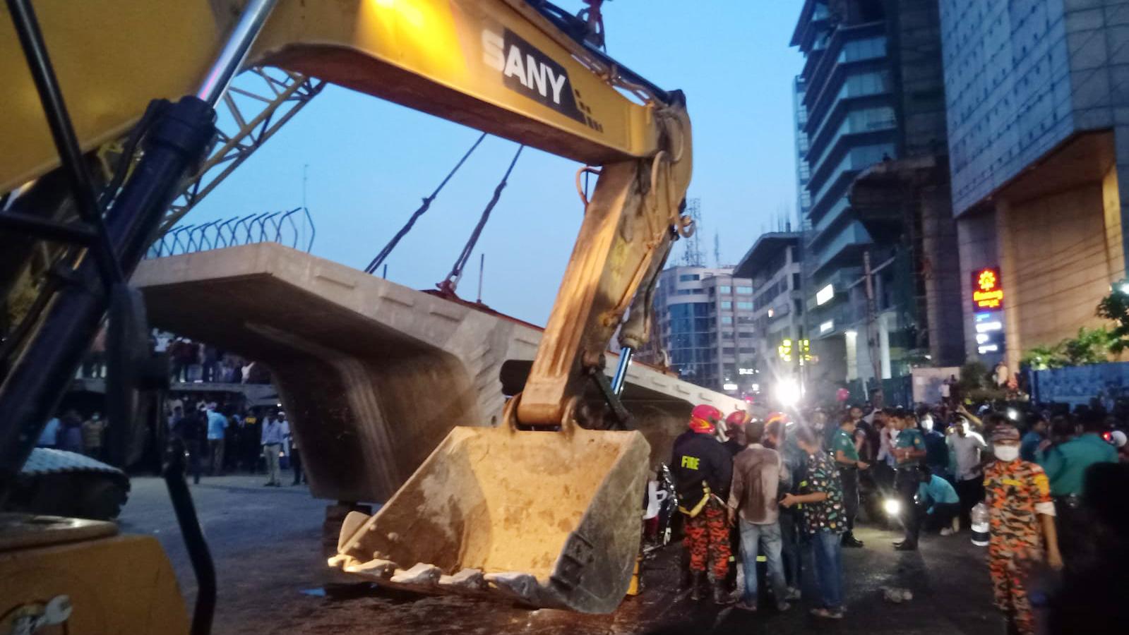 ৩ ঘণ্টা পর দুর্ঘটনাকবলিত ক্রেন দিয়েই সরানো হলো গার্ডার