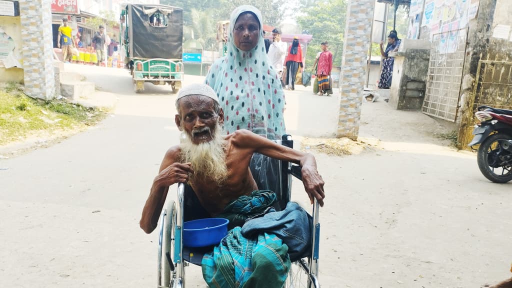 সহায়তা পেলেন সেই বৃদ্ধ ভিক্ষুক দম্পতি