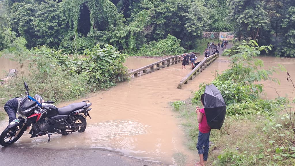 টানা বৃষ্টিতে রুমায় পাহাড় ধসের আশঙ্কা , পানিবন্দী অনেকে