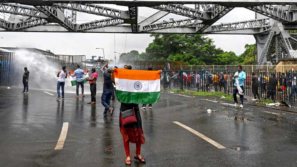 মমতার পদত্যাগের দাবিতে বিক্ষোভ, সংঘর্ষে রণক্ষেত্র ‘নবান্ন’, বাংলা বন্ধের ডাক বিজেপির