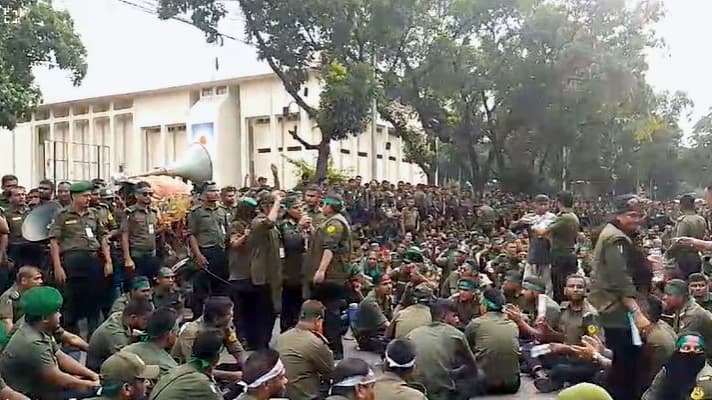 সচিবালয়ে আনসারদের বিক্ষোভ, স্বরাষ্ট্র উপদেষ্টার আশ্বাসে স্থগিত