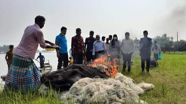 ইলিশ শিকারে ১২ জনকে জরিমানা, জাল জব্দ