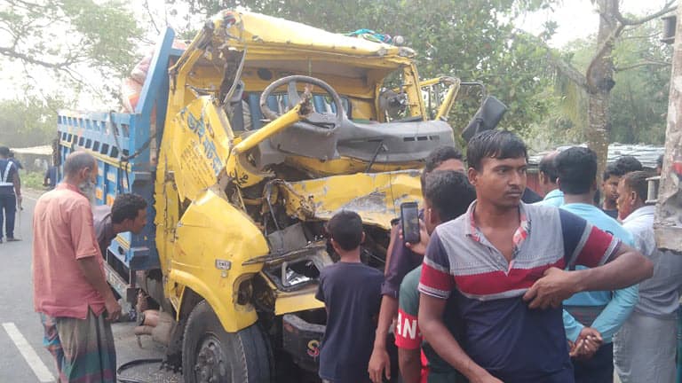 দাঁড়িয়ে থাকা পিকআপে ট্রাকের ধাক্কা, নিহত ২