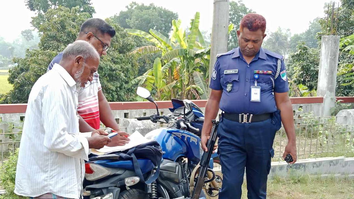 শার্শায় চেয়ারম্যান পদপ্রার্থীর বাড়ির সামনে ককটেল বিস্ফোরণ, থানায় অভিযোগ 