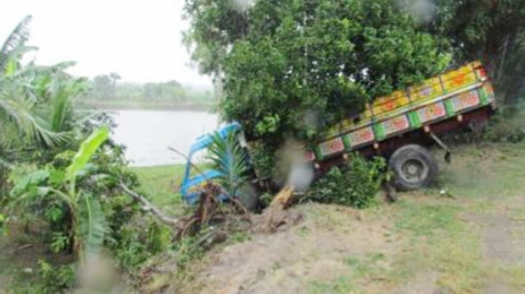 ট্রাক নিয়ন্ত্রণ হারিয়ে খাদে, চালক নিহত