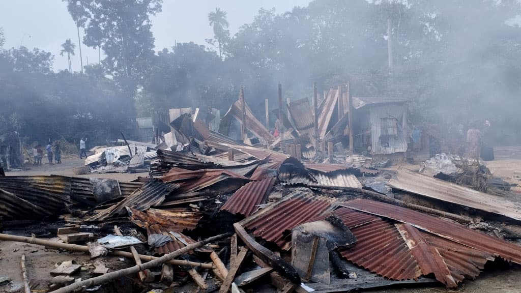 নান্দাইলে গরু চুরির অভিযোগ এনে বাড়িতে আগুন ও লুটপাট