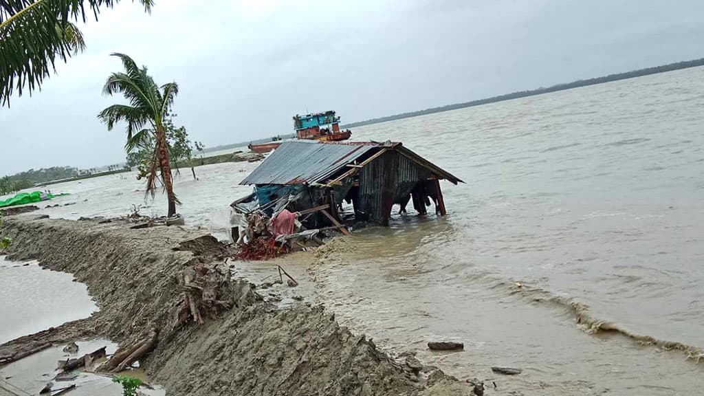 বাড়ছে বাতাসের বেগ, পাথরঘাটায় জলোচ্ছ্বাসের আশঙ্কা