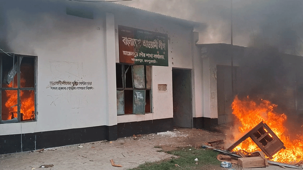 জয়পুরহাটে বঙ্গবন্ধুর ম্যুরাল ভাঙচুর ও আ.লীগ কার্যালয়ে অগ্নিসংযোগ, আহত ১৫