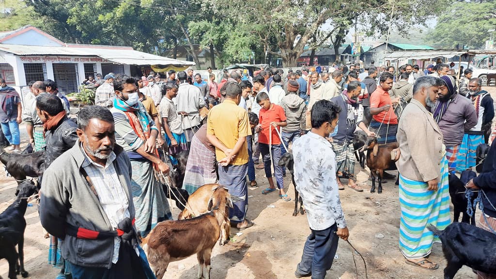 হাটে-বাজারে স্বাস্থ্যবিধি লঙ্ঘন, বাড়ছে সংক্রমণ