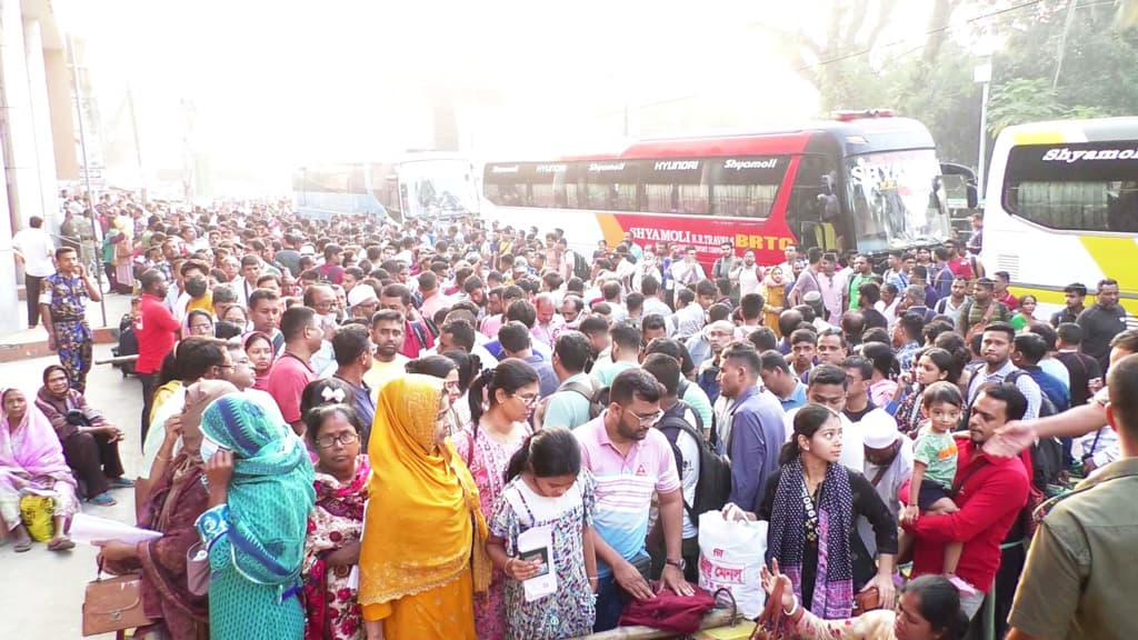 বেনাপোল দিয়ে ভারত ভ্রমণে বেড়েছে যাত্রীর চাপ