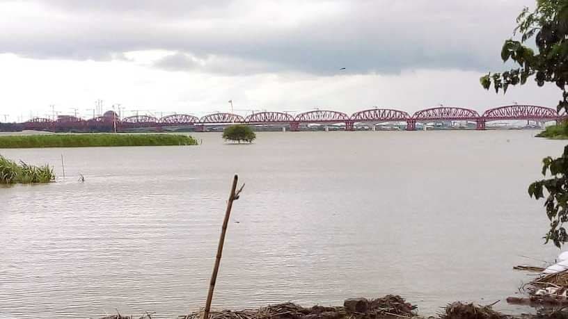 পদ্মায় হার্ডিঞ্জ ব্রিজ পয়েন্টে পানি বিপৎসীমার কাছাকাছি