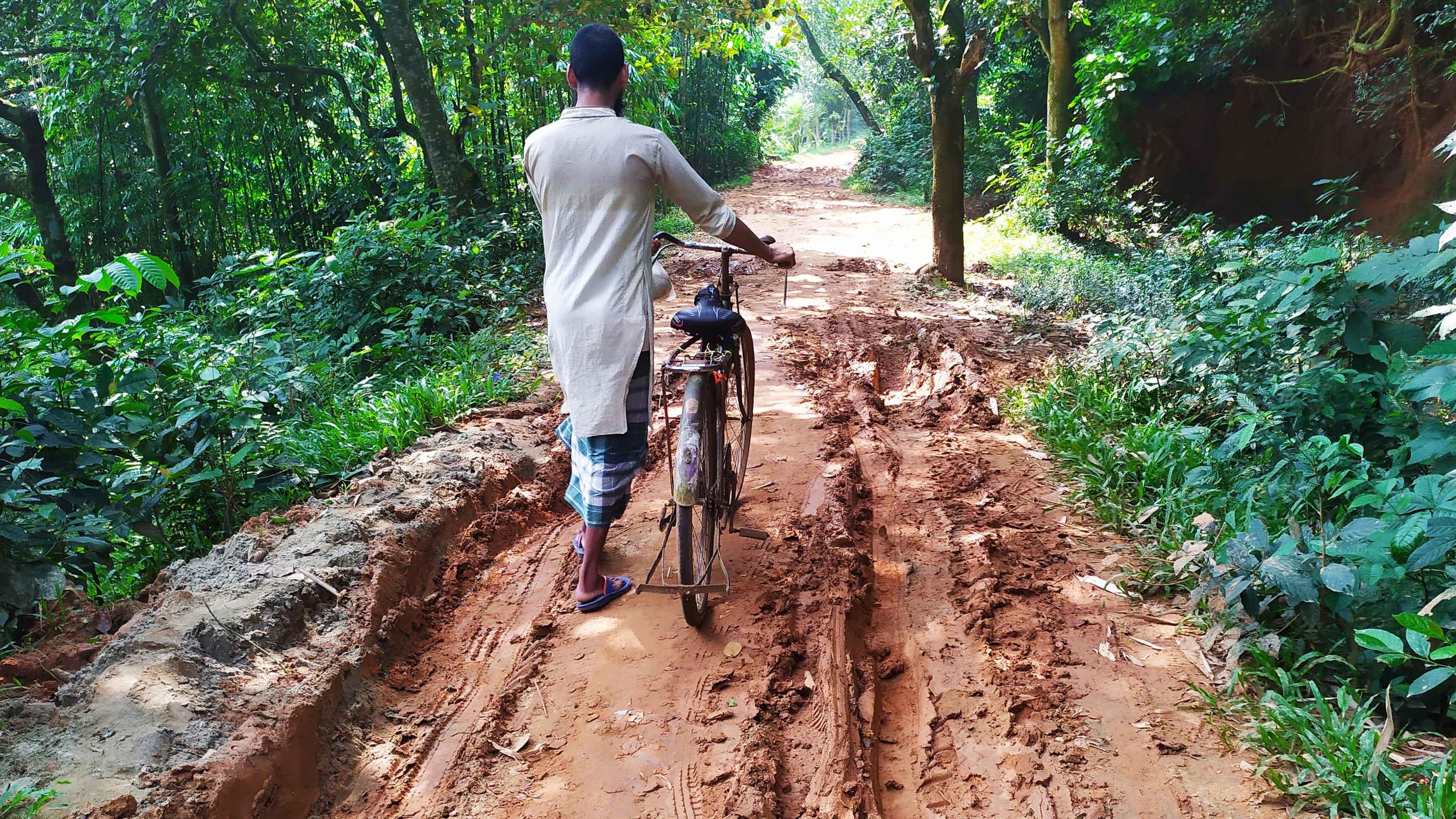 কাঁচা রাস্তায় চরম দুর্ভোগ