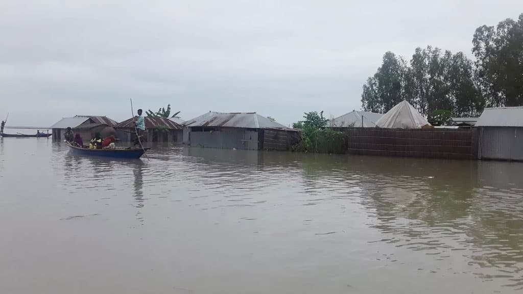 বিপৎসীমার ওপরে ব্রহ্মপুত্র, কুড়িগ্রামে পানিবন্দী হাজারো মানুষ 