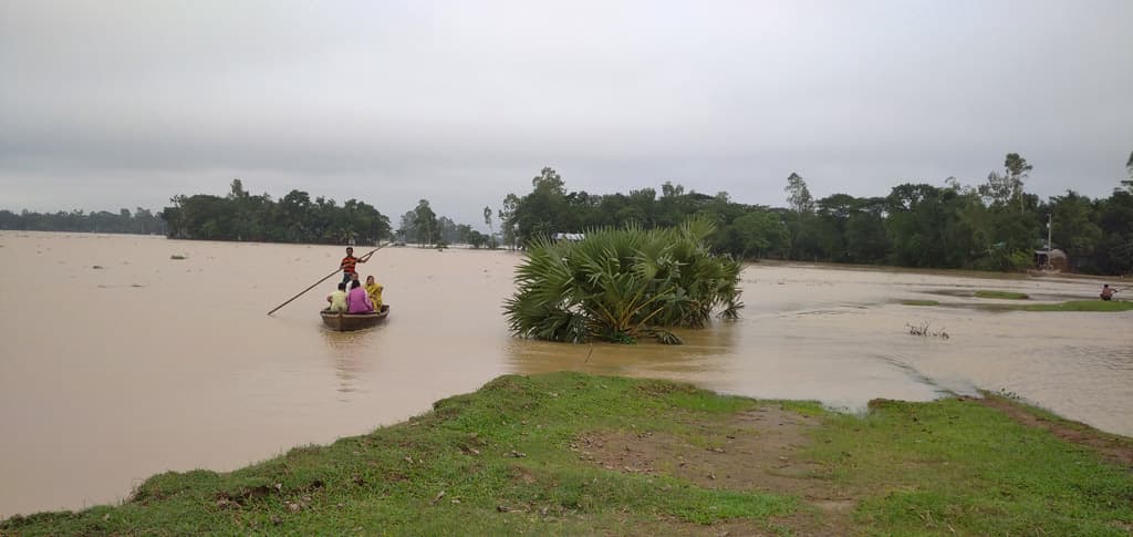 ঢলের পানিতে বন্দিজীবন