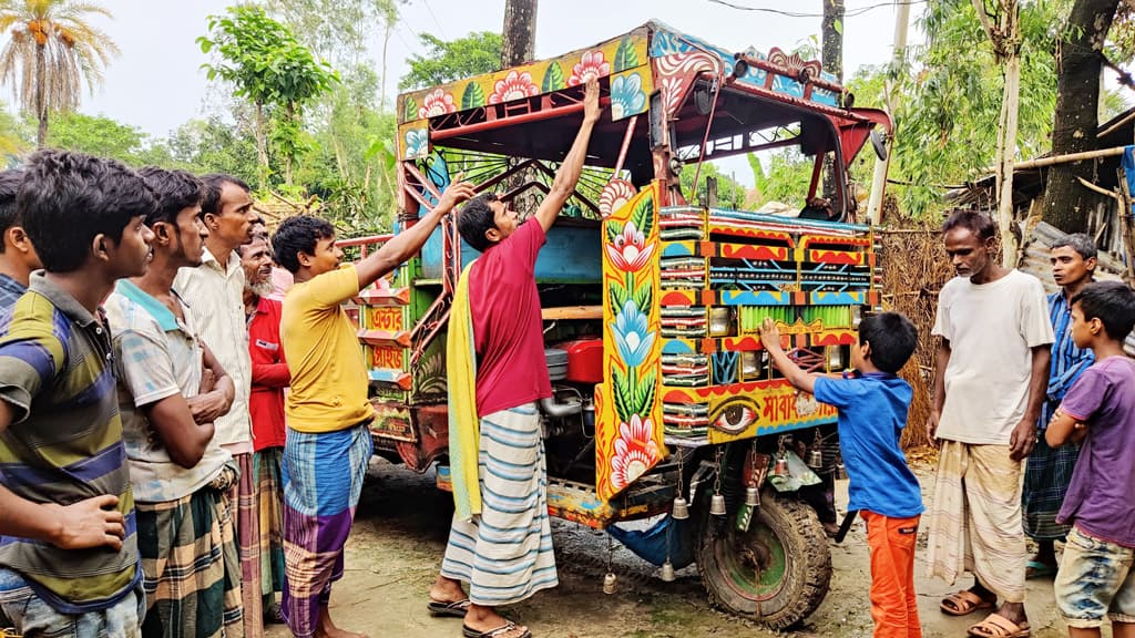 ভটভটি উল্টে খাদে পড়ে চালক নিহত