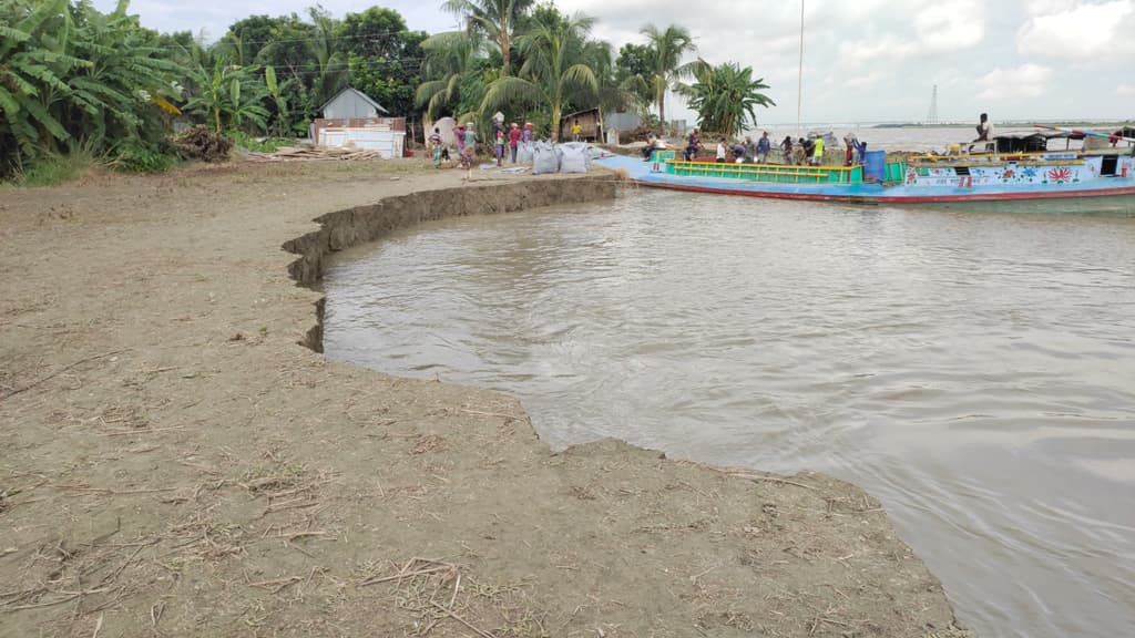 ভাঙনে দিশেহারা মানুষ