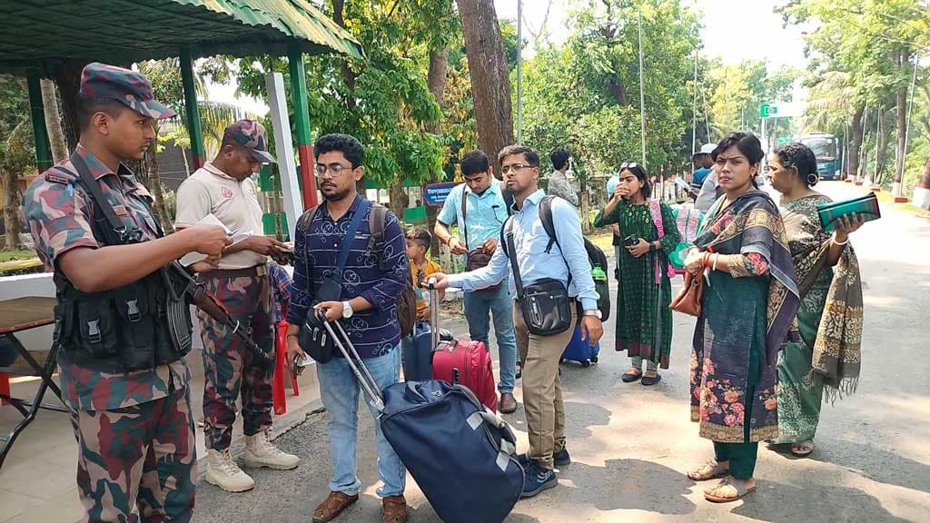  ৫ ঘণ্টা পর আগরতলা ইমিগ্রেশন সার্ভার সচল, যাত্রী পারাপার স্বাভাবিক