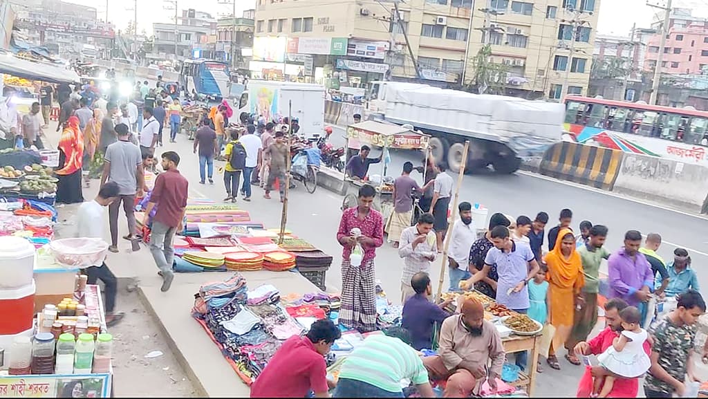 ফুটপাত দখল করে দোকান পথচারীদের ভোগান্তি