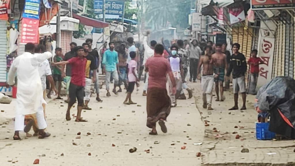 সিদ্ধিরগঞ্জে পুলিশের ওপর হামলার ঘটনায় গ্রেপ্তার ৩১, প্রতিবাদে বিক্ষোভ