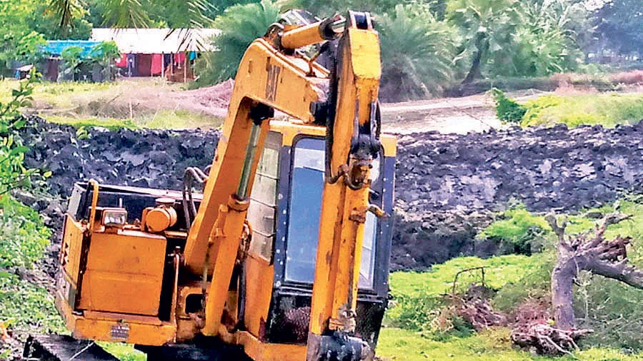 বাঁধ দিয়ে খাল দখল, বর্ষায়   জলাবদ্ধতার শঙ্কা