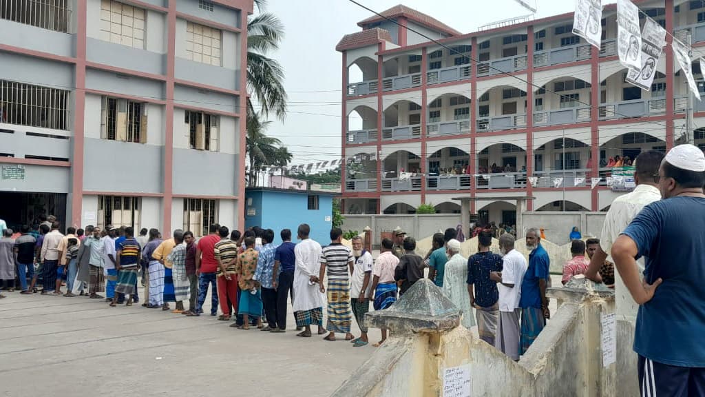 ভোটকেন্দ্রে ভিড় করায় ৪ জনকে দণ্ড