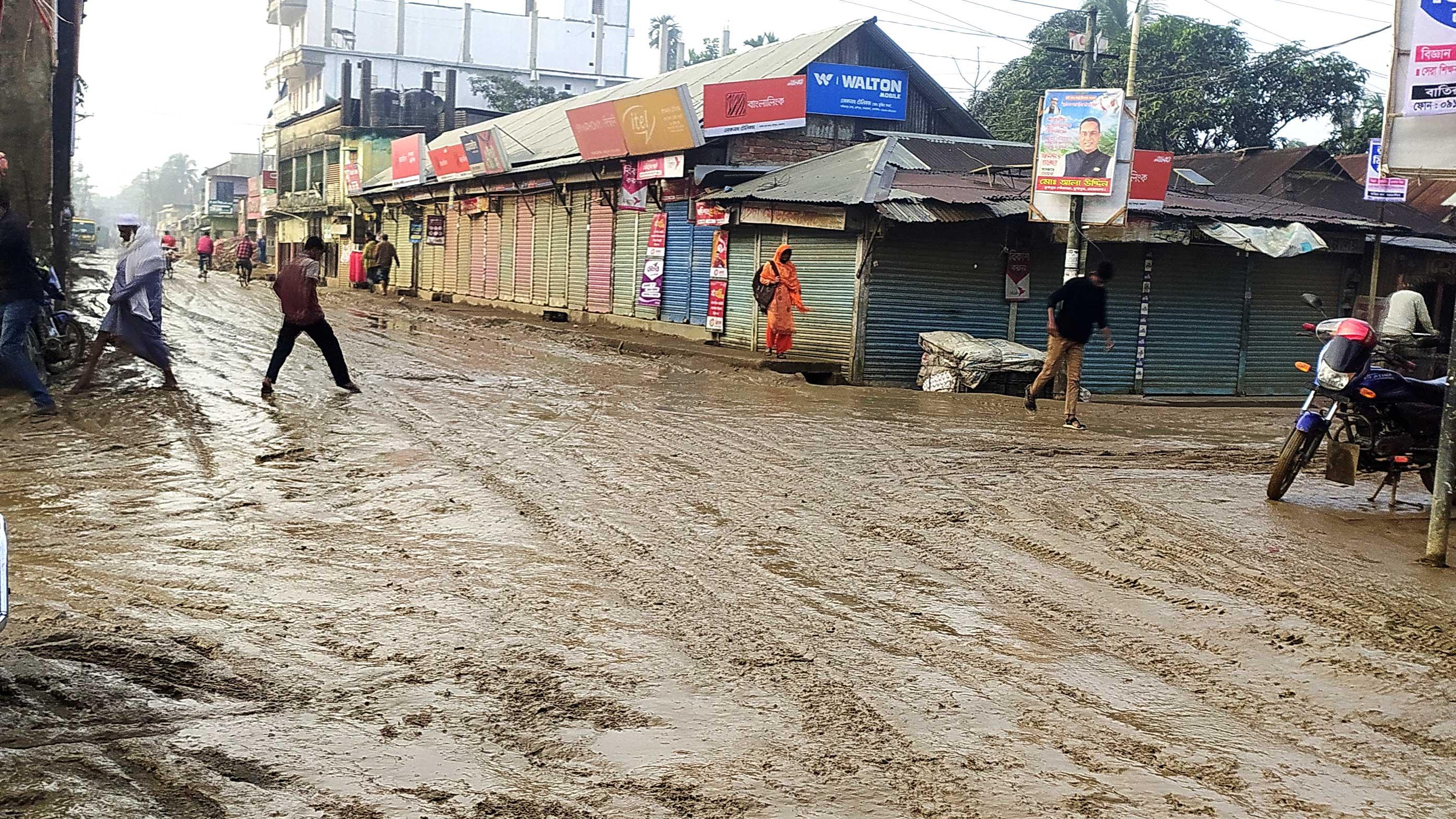 অবৈধভাবে ভেজা বালু পরিবহনে সড়কের বেহাল দশা, ভোগান্তিতে মানুষ