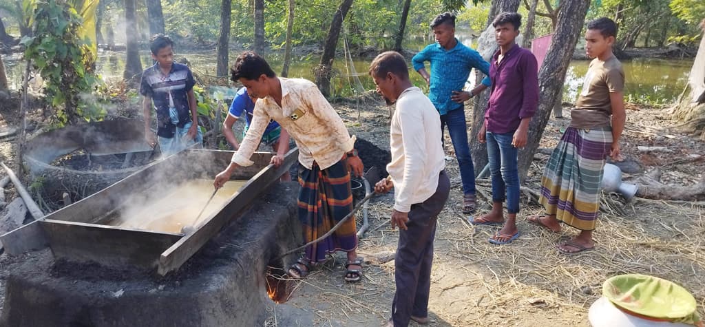 হাতিয়ার খেজুরের গুড়ের কদর অনেক, যায় দেশের নানা প্রান্তে