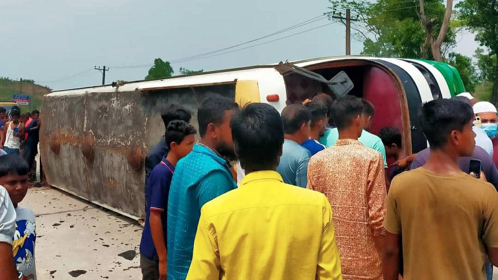 সিলেটে পর্যটকবাহী বাস উল্টে ২০ জন আহত