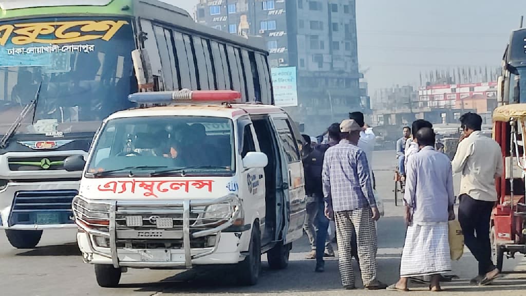 সড়কে নেই গাড়ি, অ্যাম্বুলেন্সে করে গন্তব্যে যাত্রীরা