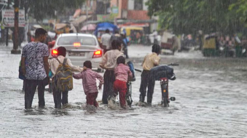 ভারতের তামিলনাড়ুতে বৃষ্টিতে বন্ধ স্কুল, ট্রেন ও ফ্লাইট