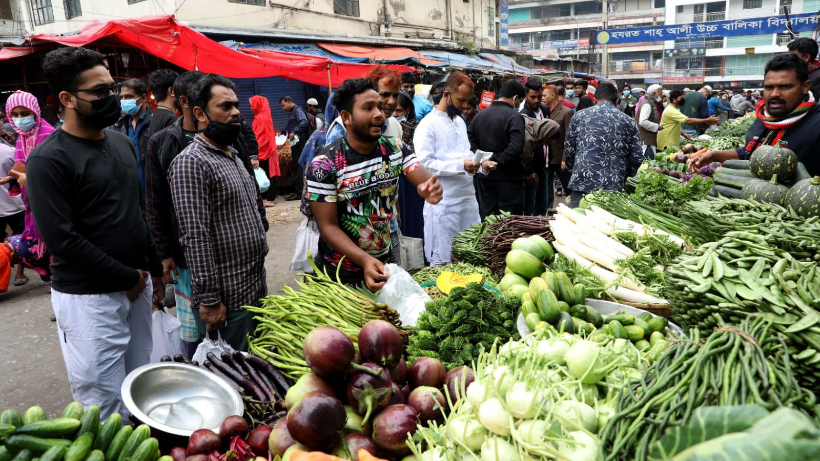 চড়া বাজারে ভোগান্তিতে ক্রেতারা