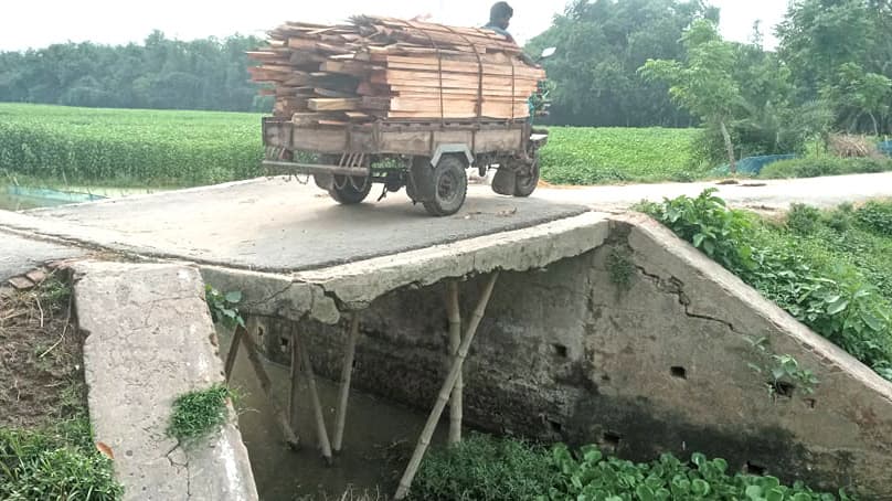 ভাঙা সেতুতে বাঁশের ঠেকনা