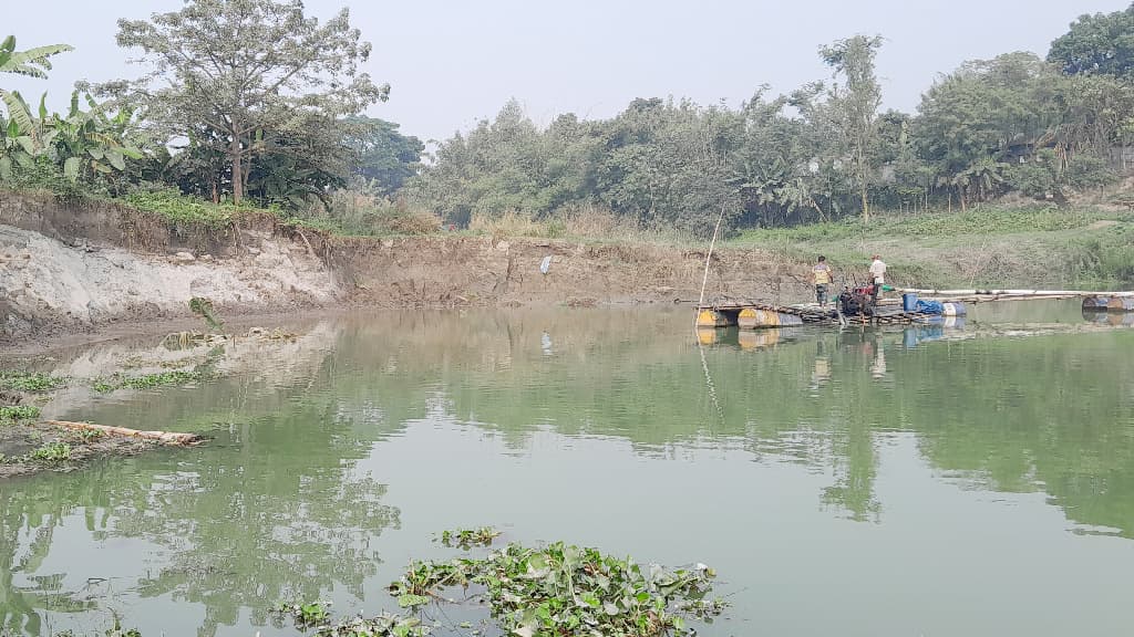 বালু তুলছেন প্রভাবশালীরা