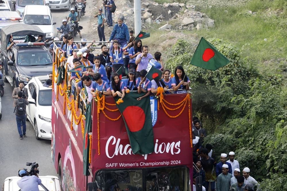 ছাদখোলা বাসে সাফজয়ী বীর নারীরা