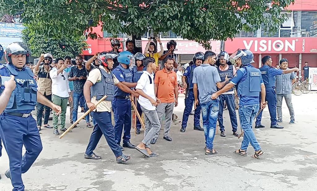 রাজবাড়ীতে পুলিশের সঙ্গে বিএনপি নেতা-কর্মীদের সংঘর্ষ, ৪ পুলিশসহ আহত ১৫